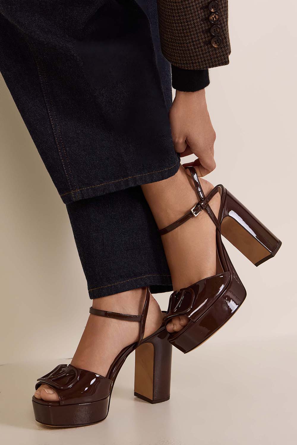 תמונת כל הלוק של סנדלי פלטפורמה